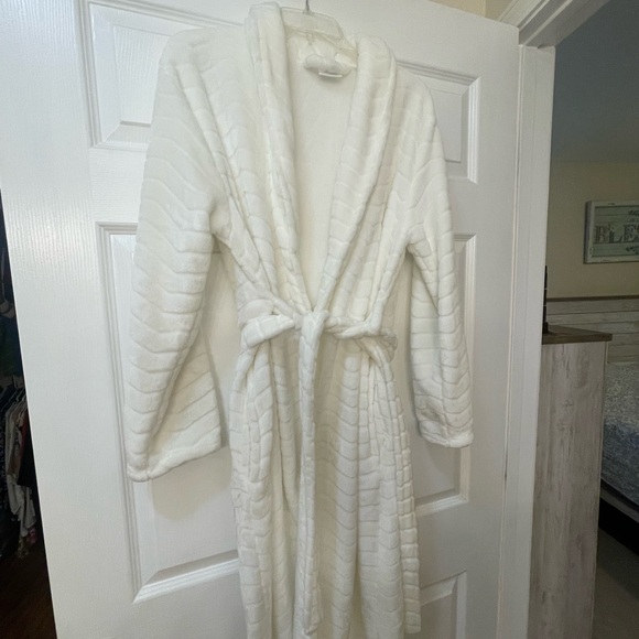 Plush White Robe - Picture 2 of 3